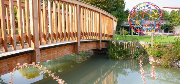 Ao với cầu gỗ